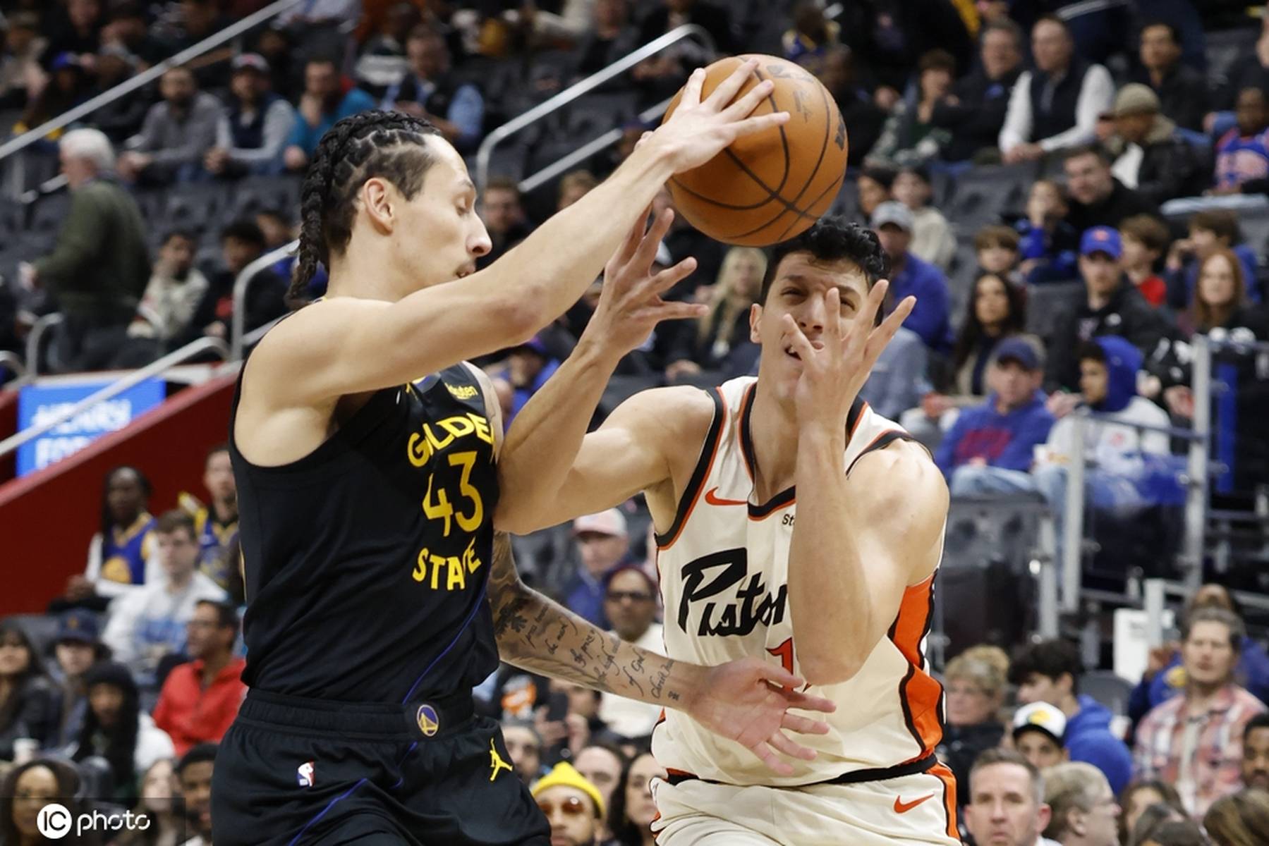  太狠了！凯恩与80激战巴塞罗那分钟托特纳姆窗口期手感冰凉，清晨金州勇士备战CBA季后赛